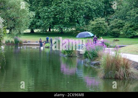 Großbritannien, Wetter, Northampton, 8. Juli 2020. Über Nacht Regen Lockerung für die Fischer von Abington Fishing Club, die auf den Start um 9 Uhr des Wettbewerbs auf Abington Park See warten, leichter Regen und ein feuchter Tag ist prognostiziert. Kredit: Keith J Smith/Alamy Live Nachrichten Stockfoto