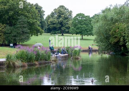 Großbritannien, Wetter, Northampton, 8. Juli 2020. Über Nacht Regen Lockerung für die Fischer von Abington Fishing Club, die auf den Start um 9 Uhr des Wettbewerbs auf Abington Park See warten, leichter Regen und ein feuchter Tag ist prognostiziert. Kredit: Keith J Smith/Alamy Live Nachrichten Stockfoto