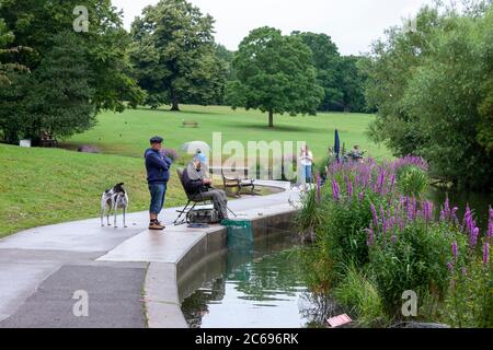 Großbritannien, Wetter, Northampton, 8. Juli 2020. Über Nacht Regen Lockerung für die Fischer von Abington Fishing Club, die auf den Start um 9 Uhr des Wettbewerbs auf Abington Park See warten, leichter Regen und ein feuchter Tag ist prognostiziert. Kredit: Keith J Smith/Alamy Live Nachrichten Stockfoto