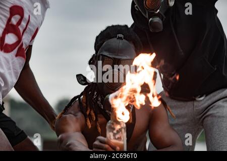 Verrückte aggressive schwarze Männer Protest, blm Konzept. Anti-schwarz-Rassismus verschlechtert sich schnell auf der ganzen Welt Stockfoto