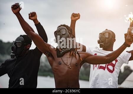 Schwarze Menschen auf der ganzen Welt kamen zu Kundgebungen, um ihre Solidarität mit der Bewegung Black Lives Matter zu zeigen. Sie wollen gehört werden, kämpfen mit Stockfoto