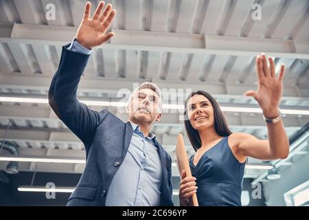 Schöne Geschäftsfrau mit ihrem Partner reden von Design in Zukunft Büro Stockfoto