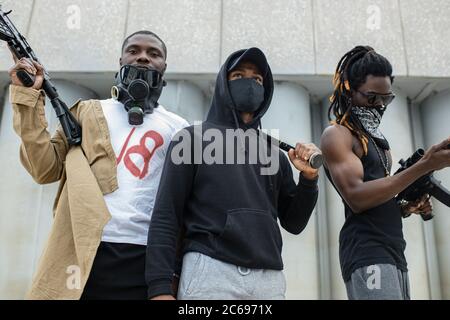 Bewaffnete wütende schwarze Aktivisten protestieren gegen Rassismus, sie sind bereit, mit der Polizei und mit Ungerechtigkeit in den USA zu kämpfen. Schwarze, afroamerikaner, dunkle Haut Stockfoto