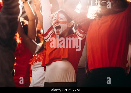 Begeisterte England Fußballfans feiern in Tribünen. Englische Fußballfans jubeln über ein Tor im Stadion. Stockfoto
