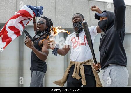 Portrait junger bewaffneter afroamerikanischer Männer auf Demonstration gehen unabhängige Bürger, um zu protestieren und die Rechte schwarzer Menschen zu verteidigen Stockfoto