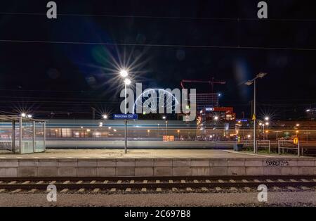 München, Deutschland - 20. juli 2019: Blick über eine leere Eisenbahn mit dem Hochhimmelrad im Hintergrund am Ostbahnhof in München. Stockfoto