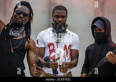 Schwarze Menschen auf der ganzen Welt kamen zu Kundgebungen, um ihre Solidarität mit der Bewegung Black Lives Matter zu zeigen. Sie wollen gehört werden, kämpfen mit Stockfoto