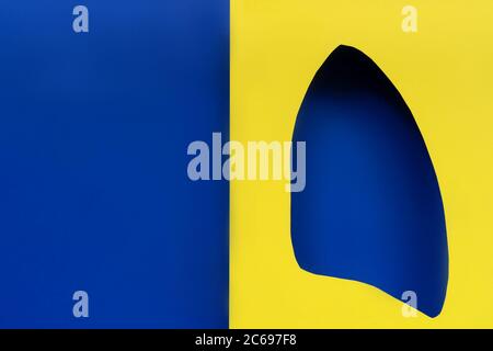 Lungen Symbol Papierkunst, blau und gelb. Welttag der Tuberkulose. Gesundheitsfürsorge, Medizin, Lungenkrebs, internes Spenderorgan und Stop-Smoking-Kampagne. Stockfoto