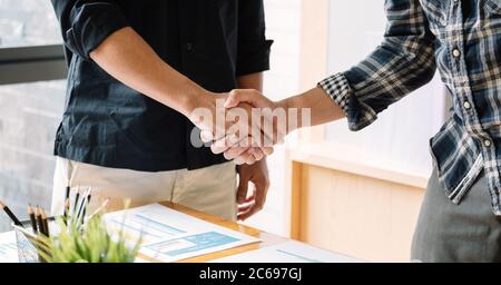 Geschäftsleute Handshake für Teamarbeit der Unternehmensfusion und -Übernahme Stockfoto