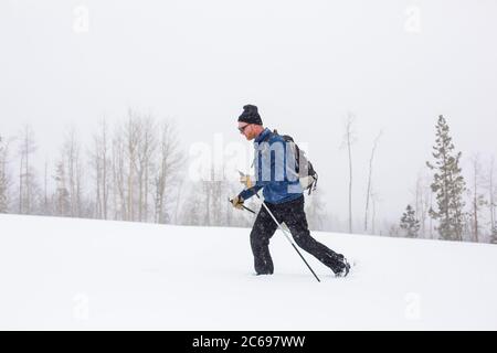 Man Langlaufen im Tiefschnee, Wyoming, USA Stockfoto