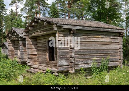 Alte landwirtschaftliche Blocklager in Paltamäki Geschichte Freilichtmuseum in Orivesi, Finnland Stockfoto