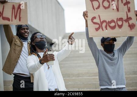 Schwarze Menschen auf der ganzen Welt kamen zu Kundgebungen, um ihre Solidarität mit der Bewegung Black Lives Matter zu zeigen. Sie wollen gehört werden, kämpfen mit Stockfoto