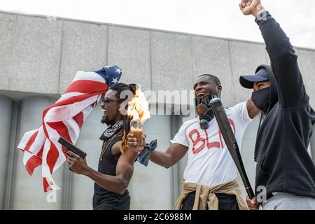 Junge aggressive afrikanamerikanische Männer zündeten während einer Demonstration Flaschen an, nachdem sie von der Polizei einen schwarzhäutigen Mann getötet hatten Stockfoto