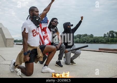 Black Lives Matter Protest in streets.group von schwarzen Menschen Rebellen gegen Ungerechtigkeit während der Demonstration auf Straßen und Bürgersteigen Stockfoto