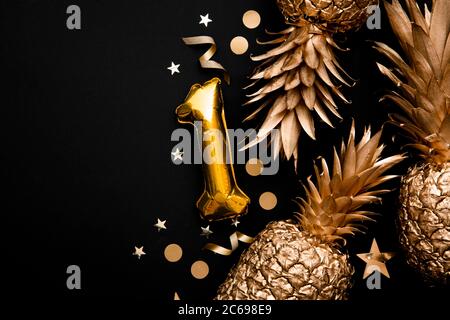 1. Geburtstag Feier Hintergrund mit goldenen Ballons und goldenen Ananas Stockfoto