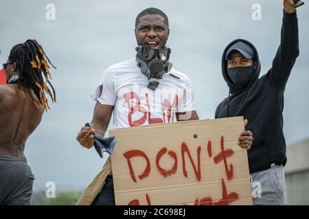 Schwarze Menschen auf der ganzen Welt kamen zu Kundgebungen, um ihre Solidarität mit der Bewegung Black Lives Matter zu zeigen. Sie wollen gehört werden, kämpfen mit Stockfoto