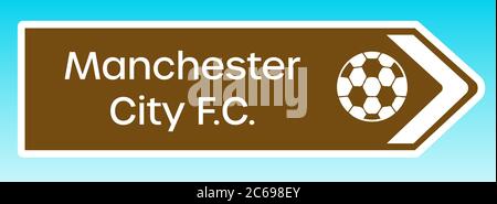 Manchester, Vereinigtes Königreich - Mai 08 2020: Eine grafische Darstellung eines britischen Touristenschildes, das auf das Heimatgelände von Manchester City zeigt Stockfoto