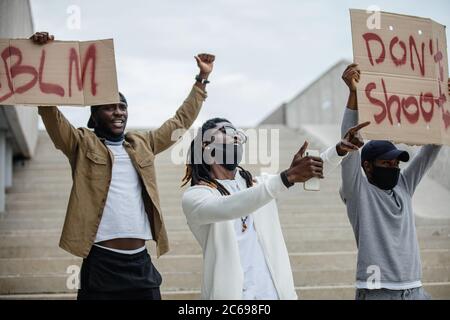 Schwarze afroamerikanische Demonstranten in amerika mit Spruchbändern, sie klagen über die Polizei, sie halten Plakate mit der Aufschrift "schießt nicht" Stockfoto