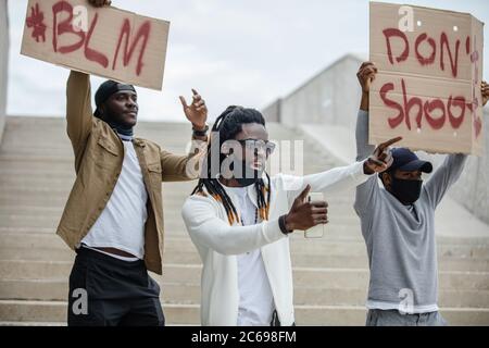 Schwarze Menschen auf der ganzen Welt kamen zu Kundgebungen, um ihre Solidarität mit der Bewegung Black Lives Matter zu zeigen. Sie wollen gehört werden, kämpfen mit Stockfoto