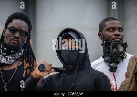 Bewaffnete wütende schwarze Aktivisten protestieren gegen Rassismus, sie sind bereit, mit der Polizei und mit Ungerechtigkeit in den USA zu kämpfen. Schwarze, afroamerikaner, dunkle Haut Stockfoto