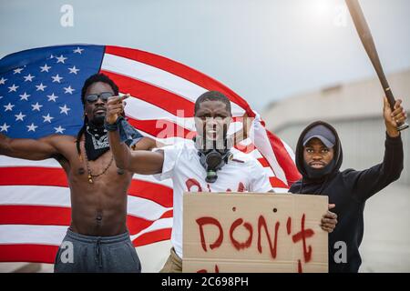 Schwarze afroamerikanische Demonstranten in amerika mit Spruchbändern, sie klagen über die Polizei, sie halten Plakate mit der Aufschrift "schießt nicht" Stockfoto