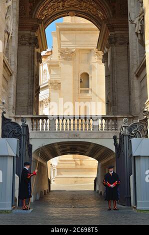 VATIKAN - 10. MÄRZ: Berühmte Schweizer Garde am 10. MÄRZ 2011 im Vatikan. Die päpstliche Wache steht am Tor des Vatikanischen Museums. Stockfoto