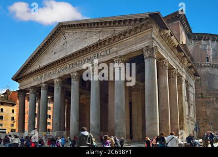 Rom - MÄRZ 10: Altes Pantheon draußen am 10. März 2011 in Rom, Italien. Älteste Kirche der Welt erbaut im 27. Jahrhundert v. Chr. von Agrippa und wieder aufgebaut im Südosten Stockfoto