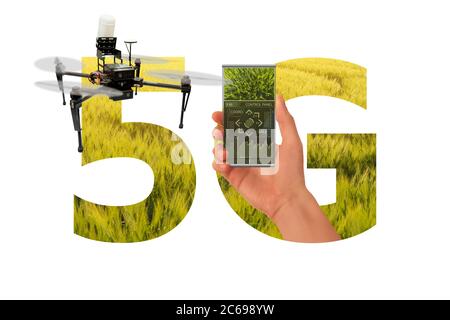 5G-Netz für Steuerdrohne auf einer Smart Farm. Stockfoto