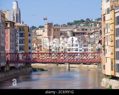 Girona City (Spanien) Blick auf die rote Eiffel Brücke über den Onyar Fluss. Die Regenbogenfahne über der Stadt Stockfoto