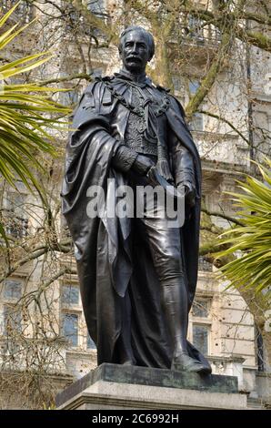 London, England, Großbritannien. Statue von Sir Henry Bartle Edward Frere 1. Baronet (1887; Sir Thomas Brock) - in Whitehall Gardens Stockfoto