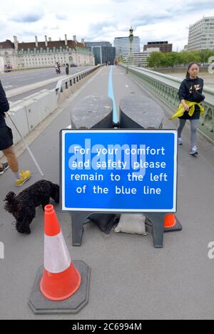 London, England, Großbritannien. Besondere Maßnahmen auf der Westminster Bridge, um Menschen während der COVID-19 Pandemie, Juli 2020, auseinander zu halten Stockfoto