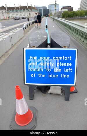 London, England, Großbritannien. Sondermaßnahmen an der Westminster Bridge, um Menschen während der COVID-19 Pandemie, Juli 2020, auseinander zu halten - vom Hund ignoriert Stockfoto