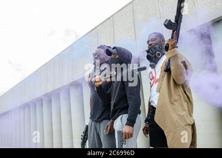 Welle der gewalttätigen Wut der schwarzen Menschen bricht in den USA aus, bewaffnete Männer gehen auf Demonstrationen, halten nicht schweigen Stockfoto