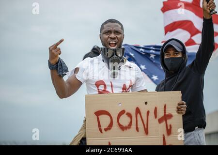 Demonstranten halten Transparente mit dem Motto der schwarzen Bürgerrechtsbewegung "Black Lives Matter", "Don't Shoot", um ihre Solidarität mit Afrikanern zu zeigen Stockfoto