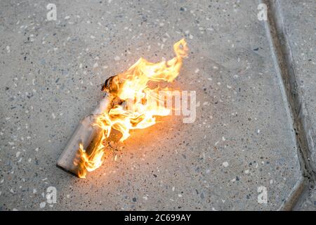 Nahaufnahme einer brennenden Glasflasche mit Tuch in den Straßen. blm, schwarze Leben Materie, Protest, Revolution, Rebellion Konzept Stockfoto