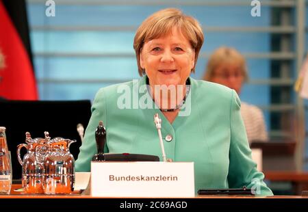 Berlin, Deutschland. Juli 2020. Bundeskanzlerin Angela Merkel (CDU) nimmt ihren Platz im Kanzleramt vor der wöchentlichen Kabinettssitzung ein. Quelle: Michael Sohn/POOL AP/dpa/Alamy Live News Stockfoto