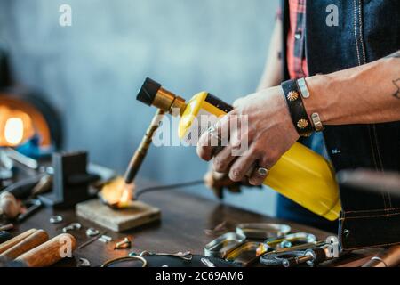 Schmuck Schaffung, Nahaufnahme Seitenansicht Foto, Mann macht Material für Schmuck Stockfoto