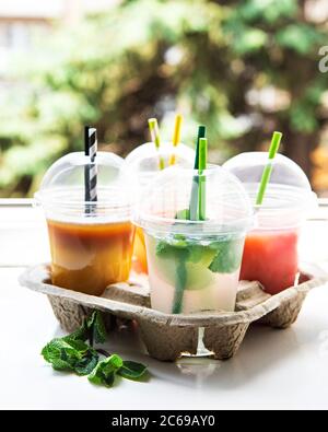 Verschiedene sommerliche kalte Getränke und Cocktails in einem Papierhalter Stockfoto