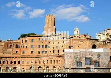 Blick auf den Markt von Trajan, der von Torre delle Milizie, einem der höchsten mittelalterlichen Türme der Stadt, im 13. Jahrhundert erbaut, in Rom, Italien, überragt wird Stockfoto