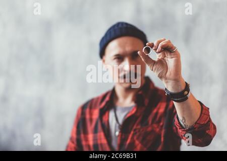 Handwerker, die das Element am Arbeitsplatz, verschwommener Hintergrund, Job, Beruf, Mann hat Schmuck gestohlen Stockfoto