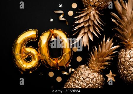 60. Geburtstag Feier Hintergrund mit goldenen Ballons und goldenen Ananas Stockfoto