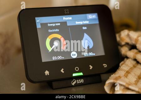 Ein intelligenter Energiezähler, der von SSE plc in der Küche eines britischen Haushalts zur Messung des Strom- und Gasverbrauchs bereitgestellt wird Stockfoto
