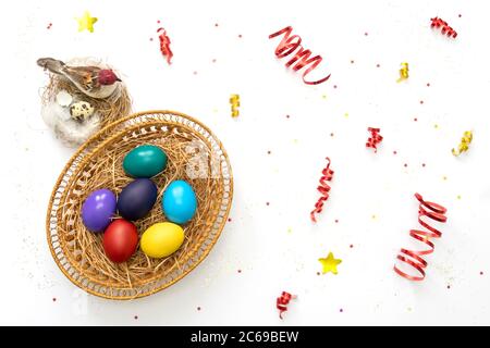 Mehrfarbige ostereier in pottle und Serpentin, Konfetti-Sterne auf weißem Hintergrund. Festliches osterkonzept. Stockfoto