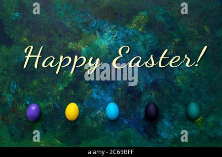 Farbe ostereier auf blauem Ölfarbe gemischten Hintergrund. Hipster-Konzept zu Ostern. Frohe Ostern Schriftzug. Stockfoto