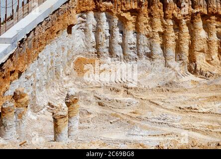 Die Sandgrube der Baustelle wird für die Gründung des Gebäudes gegraben. Stockfoto