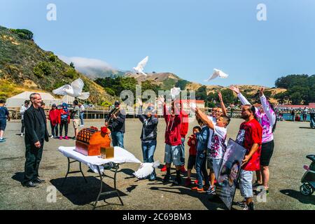 Eine große Familie entlassen Tauben in San Francisco. Stockfoto