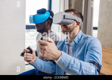 Zwei business Personen entwickeln ein Projekt mit Virtual reality Brillen. Das Konzept der Technologien der Zukunft Stockfoto