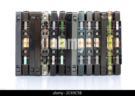Sammlung von alten ausio Kassetten isoliert auf weißem Hintergrund, Vintage-Musik und Technologie-Konzept Stockfoto