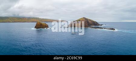 Ein Tauchboot auf der Insel MokuhoÕoniki Islet und Kanaha Rock in der Nähe der Insel Molokai, Maui County, Hawaii. Das östliche Ende der Insel Molokai ist i Stockfoto