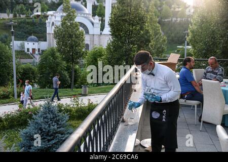 Ein Offizier, der Gesichtsschutz und Handschuh als Vorsichtsmaßnahme gegen Coronavirus (Covid-19) während einer Hochzeit in Ankara, Türkei, am 7. Juli 2020 trägt. Die Hochzeitshallen in Ankara wurden wieder eröffnet und bieten kontrollierte Dienstleistungen im Rahmen neuer Arten von Coronavirus-Maßnahmen. (Foto von Tunahan Turhan / INA Photo Agency / Sipa USA) Stockfoto